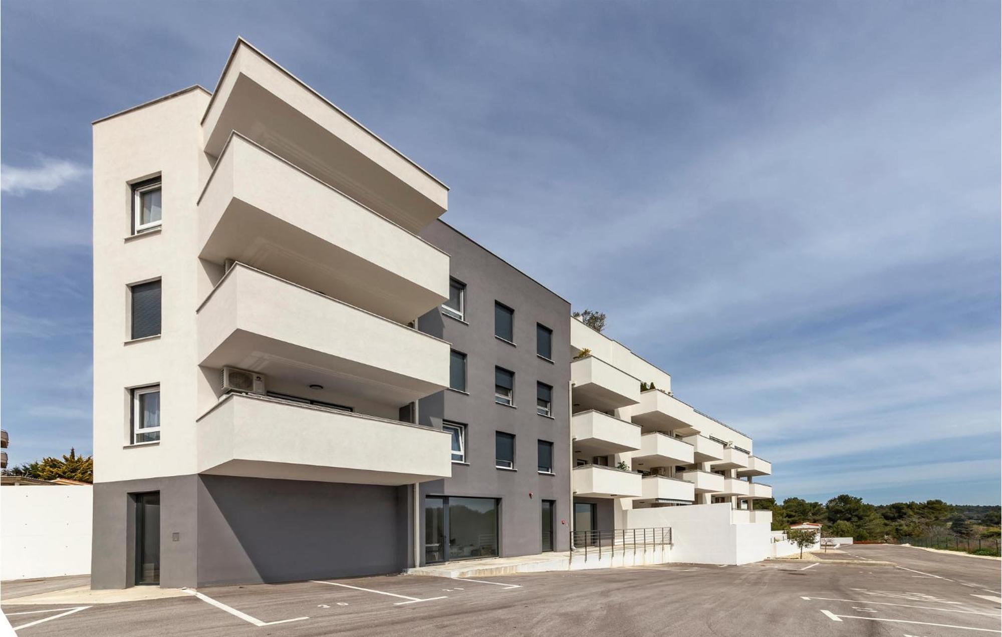 Amazing Apartment In Premantura With Kitchen Bagian luar foto