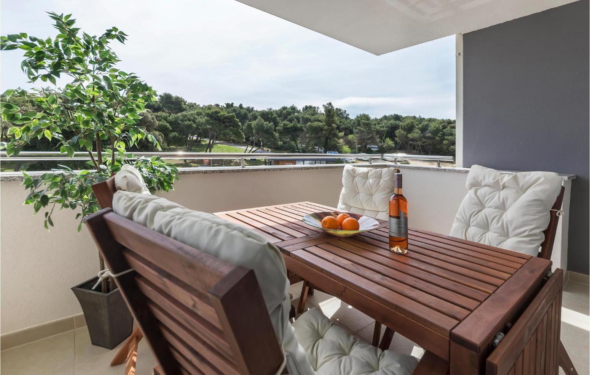 Amazing Apartment In Premantura With Kitchen Bagian luar foto
